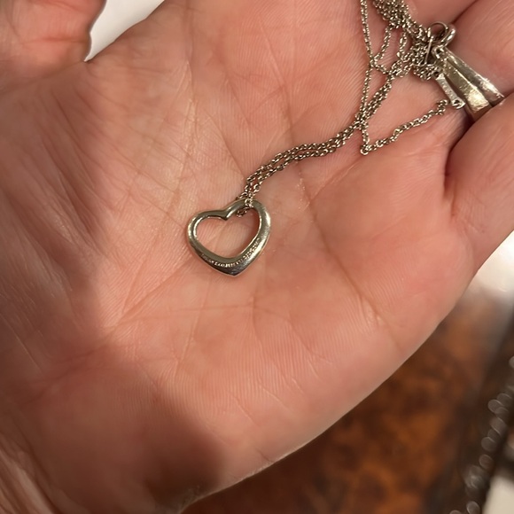 Tiffany & Co. Perretti open heart silver 16 in. Necklace & dust bag - Picture 4 of 4